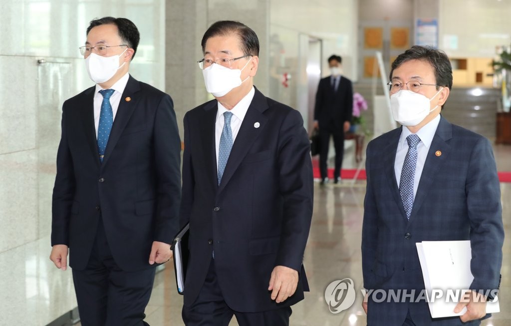 기자회견장으로 이동하는 정의용 외교부 장관