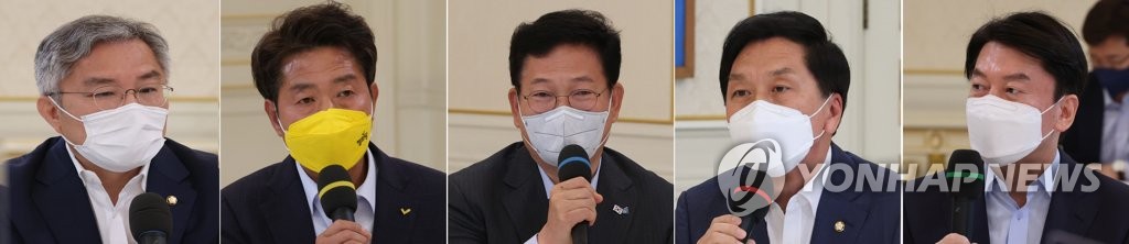 De g. à dr. : le chef du Parti démocrate ouvert Choi Kang-wook, le président du Parti de la justice Yeo Young-kug, le chef du Parti démocrate Song Young-gil, le président par intérim et le chef du groupe parlementaire du Parti du pouvoir du peuple Kim Gi-hyeon et le leader du Parti du peuple Ahn Cheol-soo.