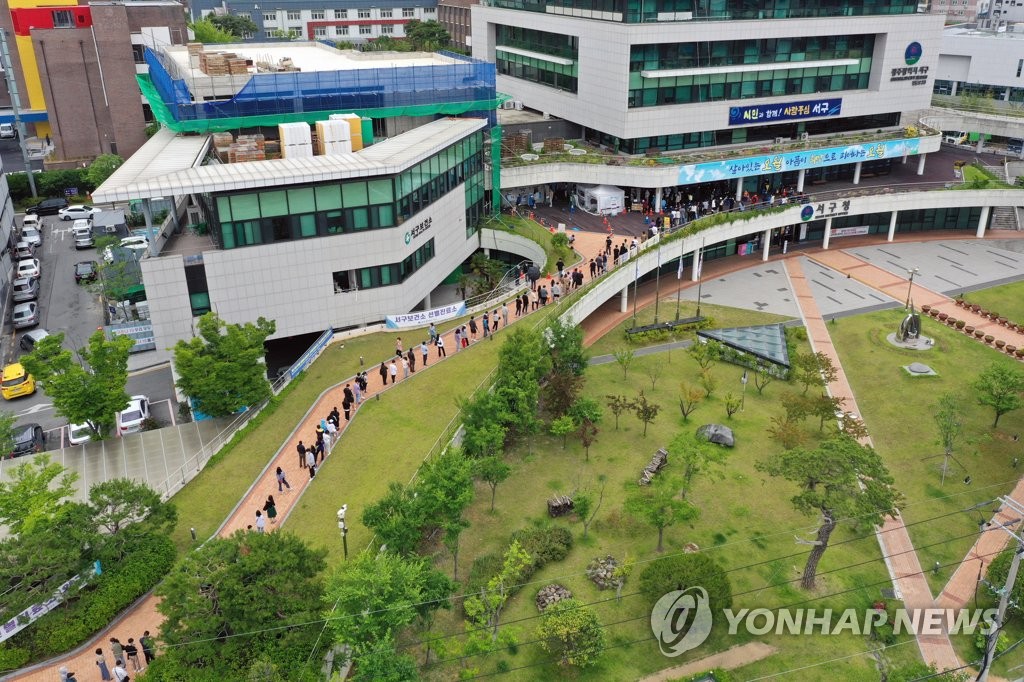 진단검사 받으려 줄 선 시민들