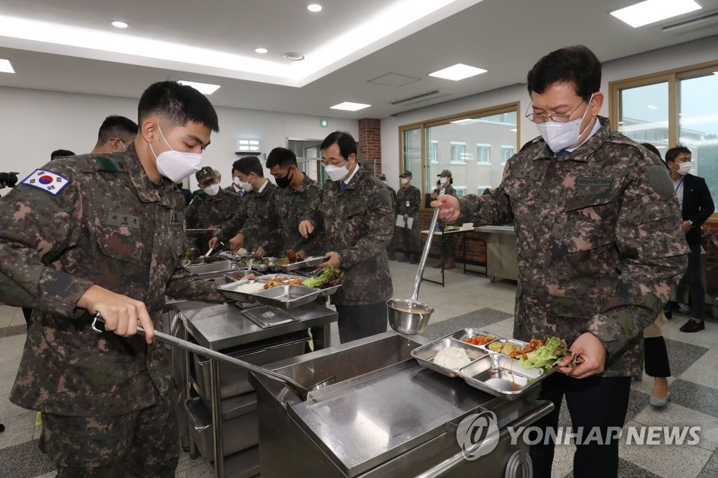 군 장병 급식 체험하는 송영길