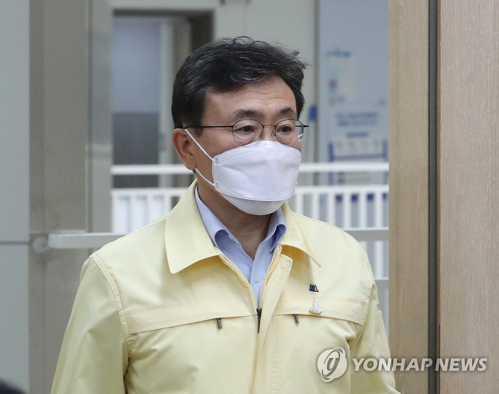 중대본 회의실 들어서는 권덕철 장관