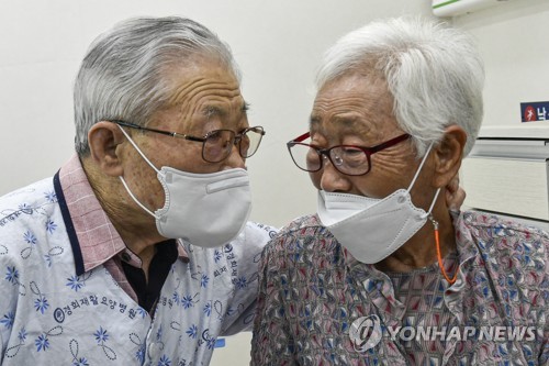 요양병원 대면 면회하는 노부부