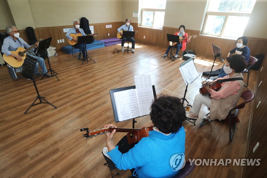 '백신 맞아 노래 불러요'