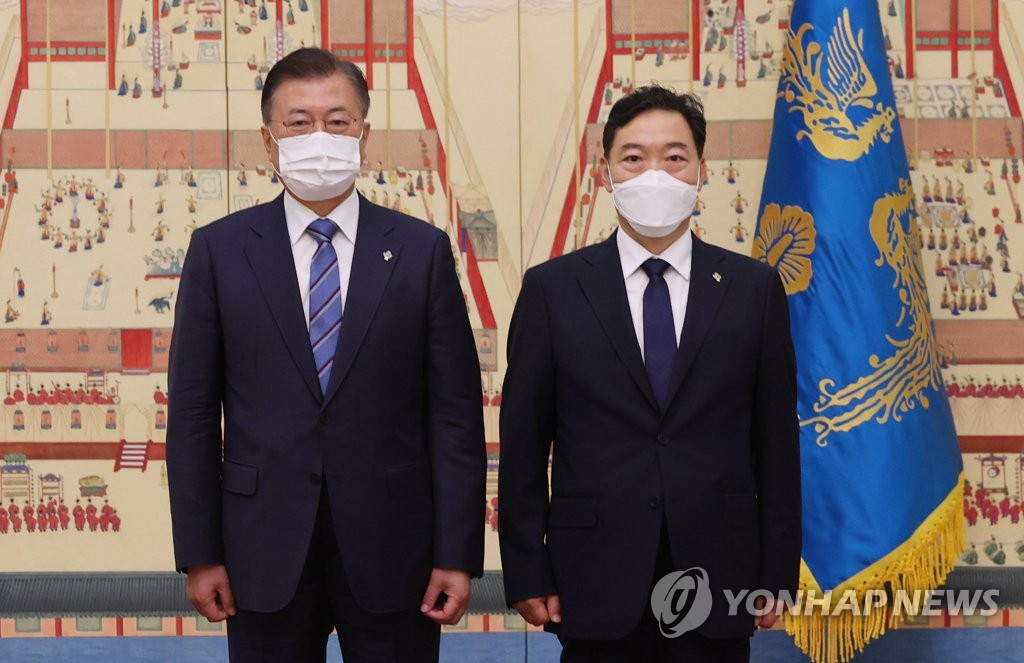 기념촬영하는 문 대통령과 김오수 검찰총장