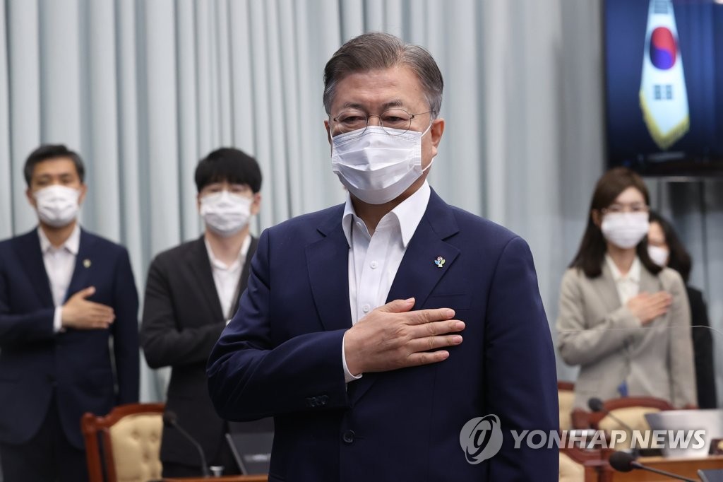 Le président Moon Jae-in salue le drapeau national à la réunion des ministres tenue le mardi 8 juin 2021 à Cheong Wa Dae.