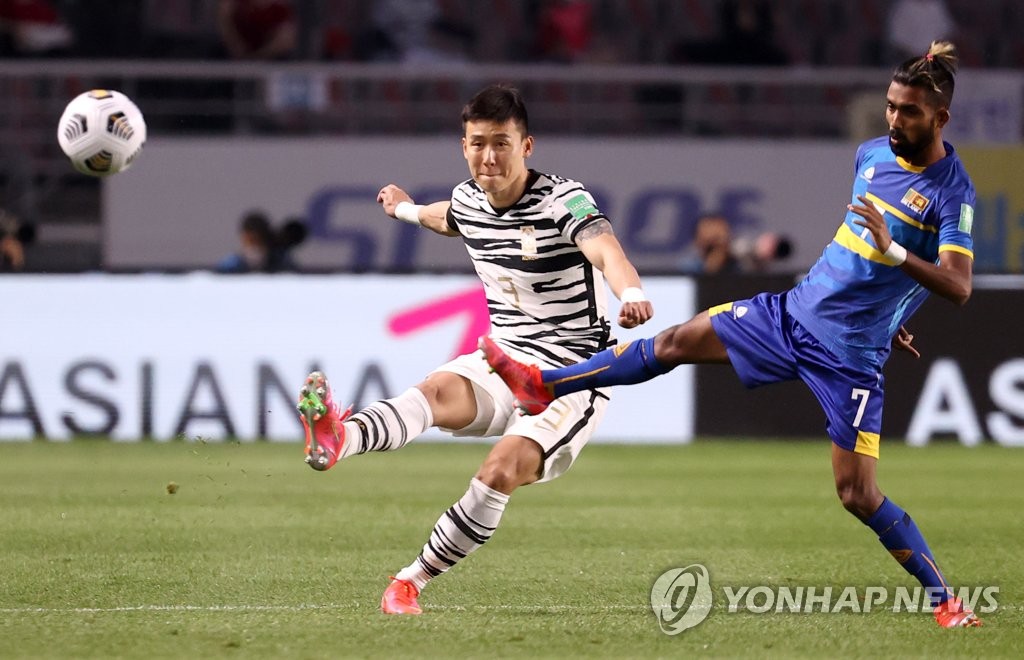 Kim Tae-hwan of South Korea (L) makes a pass past Kavindu Ishan of Sri Lanka during the teams' Group H match in the second round of the Asian qualification for the 2022 FIFA World Cup at Goyang Stadium in Goyang, Gyeonggi Province, on June 9, 2021. (Yonhap)