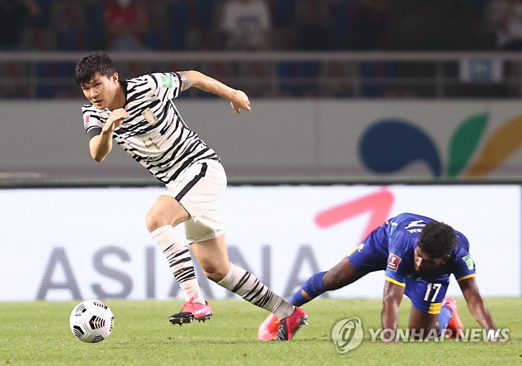 In this file photo from June 9, 2021, Kim Min-jae of South Korea (L) dribbles past Jude Supan of Sri Lanka during the teams' Group H match in the second round of the Asian qualification for the 2022 FIFA World Cup at Goyang Stadium in Goyang, Gyeonggi Province. (Yonhap)