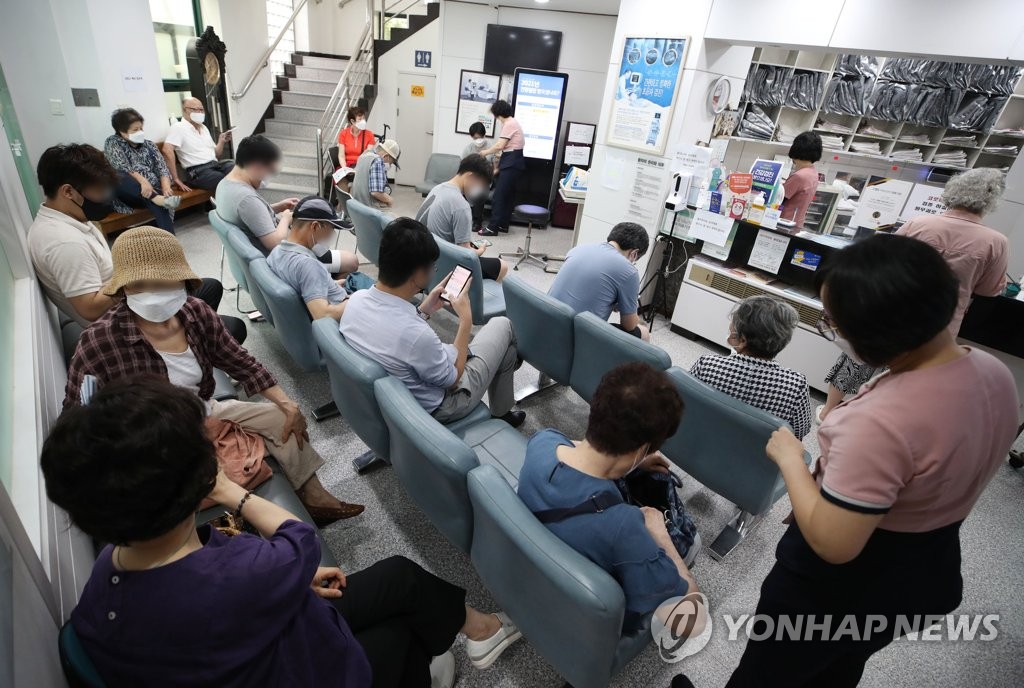 백신접종 동네의원 '북적북적'