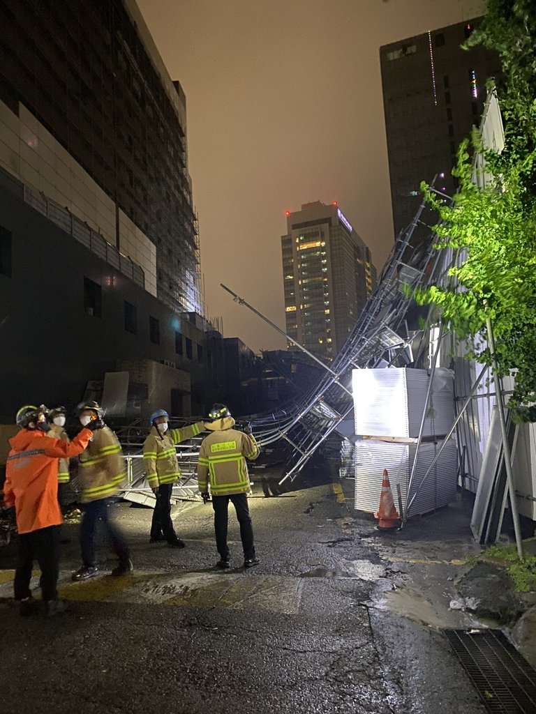 서울 반포동 호텔 철거현장 구조물 붕괴…인명피해 없어
