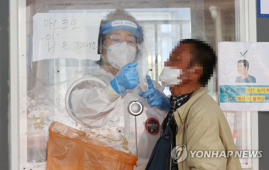 오늘도 코로나19 검사로 분주한 의료진