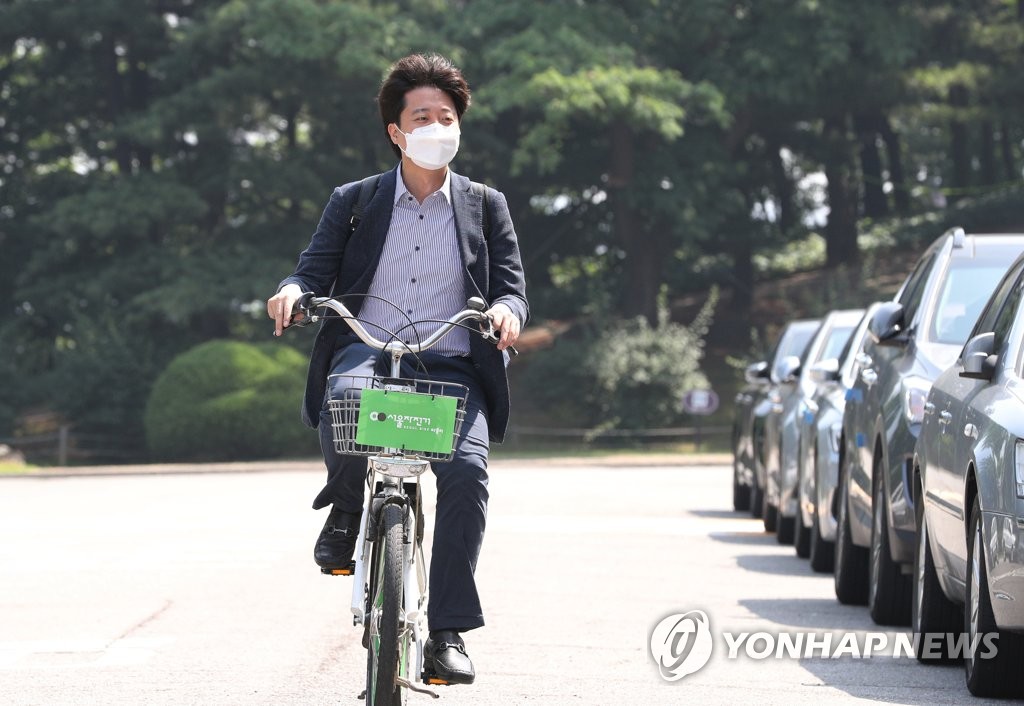 最大野党の36歳新代表 自転車で登院 最大野党の36歳新代表 自転車で登院