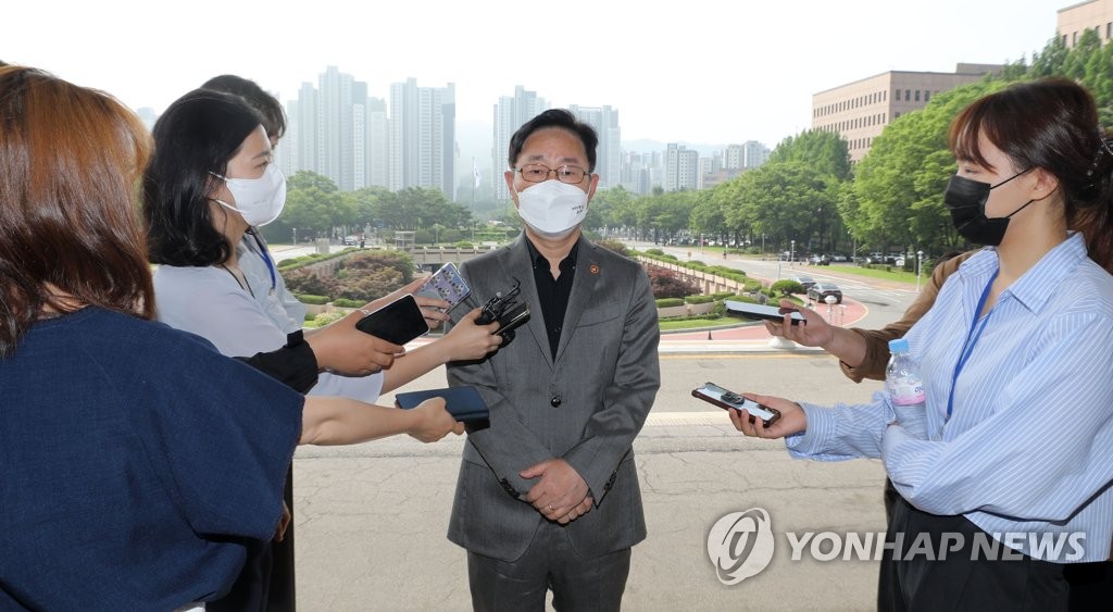취재진에 답변하는 박범계 법무부 장관