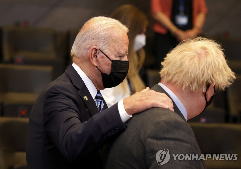 나토 정상회의서 다정히 대화 나누는 바이든·존슨