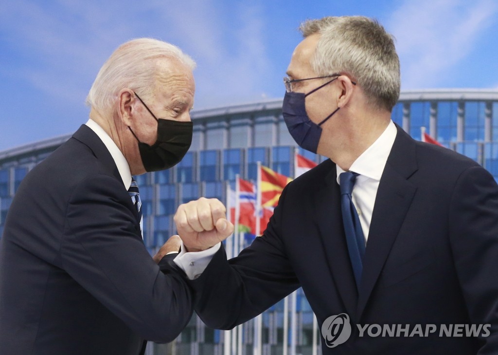나토 사무총장과 '팔꿈치 인사'하는 바이든
