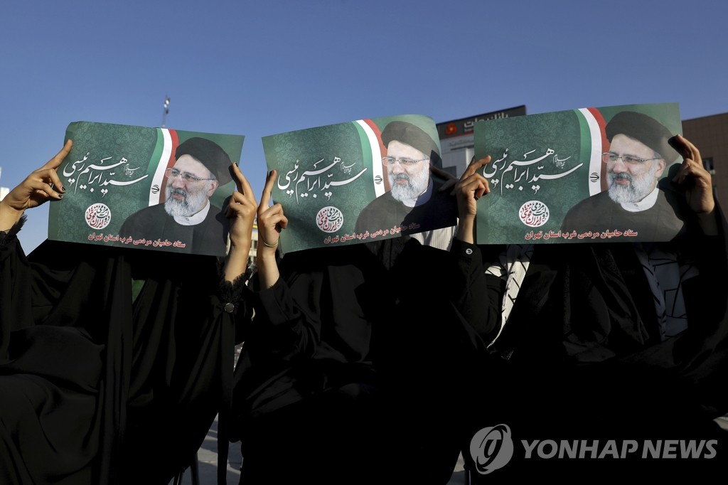 이란 대선 보수 후보 라이시 사진 든 지지자들