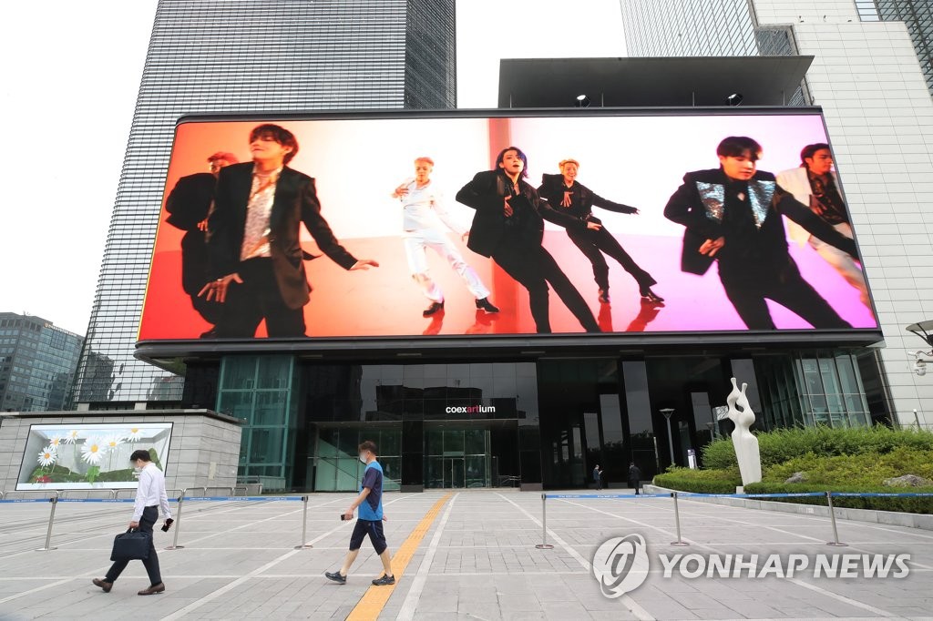 서울 강남구 코엑스 초대형 전광판에 상영되고 있는 BTS의 '버터(Butter)' 뮤직비디오
