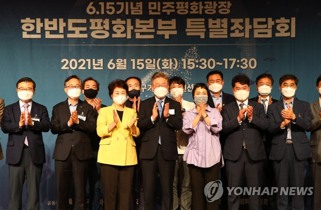 기념촬영하는 이재명 경기도지사
