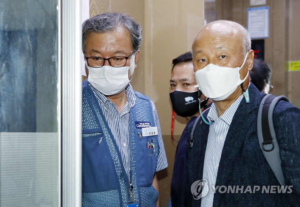 사회적합의기구 회의 마치고 나오는 택배노조