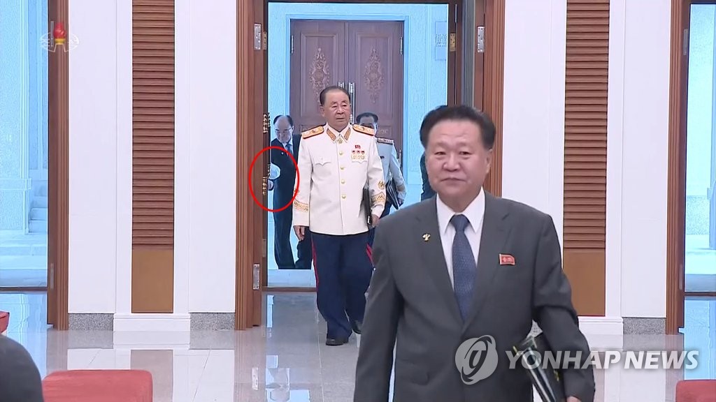 발열체크 하는 북한 노동당 전원회의 참석자들