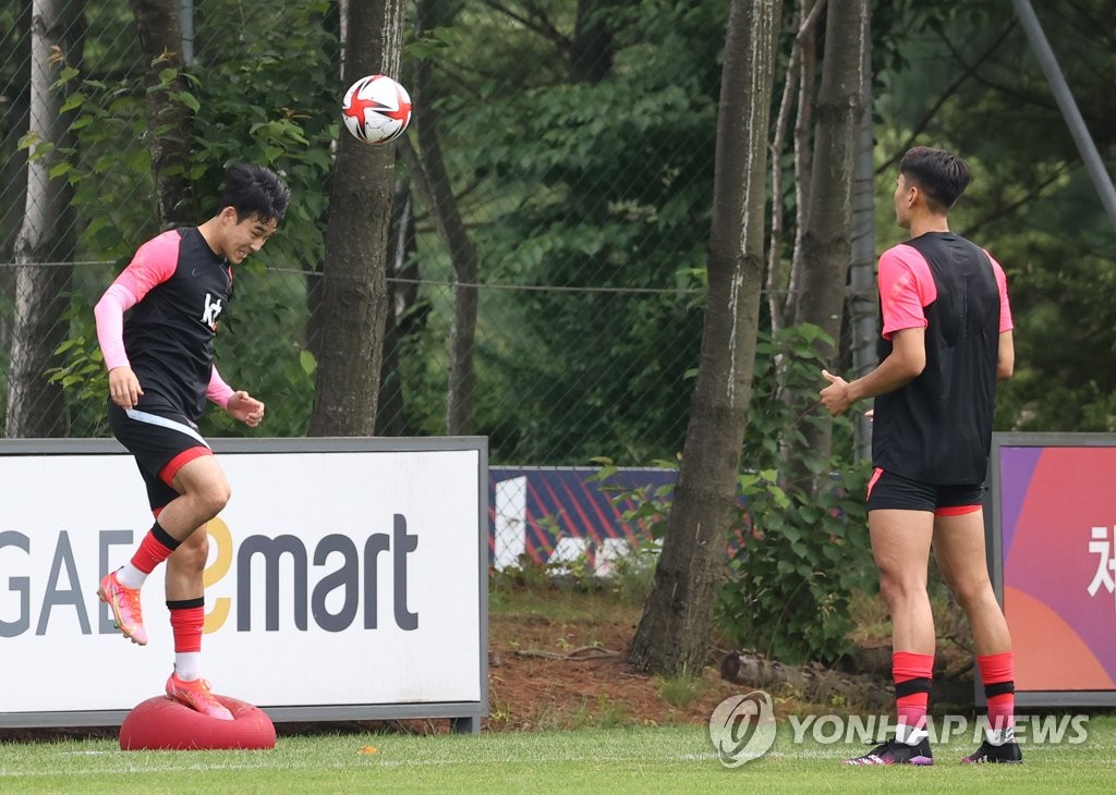 Song Min-kyu (L) of the South Korean men's Olympic football team trains at the National Football Center in Paju, Gyeonggi Province, on June 22, 2021. (Yonhap)