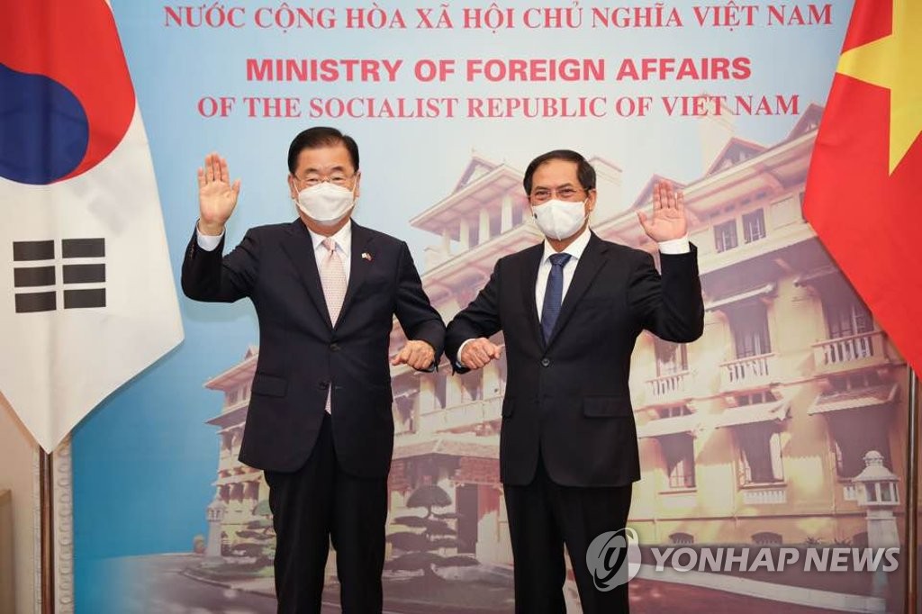 Foreign Minister Chung Eui-yong (L) and his Vietnamese counterpart, Bui Thanh Son, pose for a photo before their talks in Hanoi on June 23, 2021, in this photo provided by the foreign ministry. (PHOTO NOT FOR SALE) (Yonhap)
