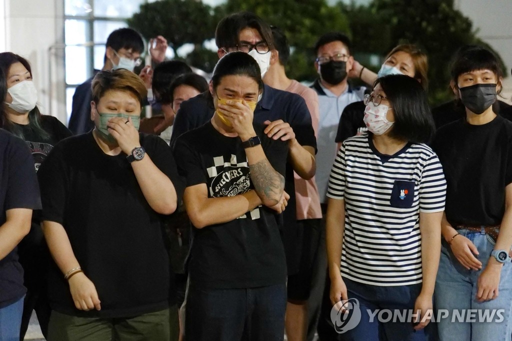 폐간 작별 인사하며 울먹이는 홍콩 빈과일보 기자들