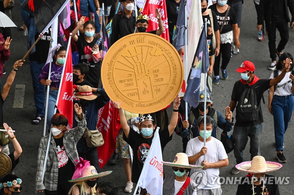 민주화 혁명 기념판 모조품 들고 시위하는 태국 반정부 시위대