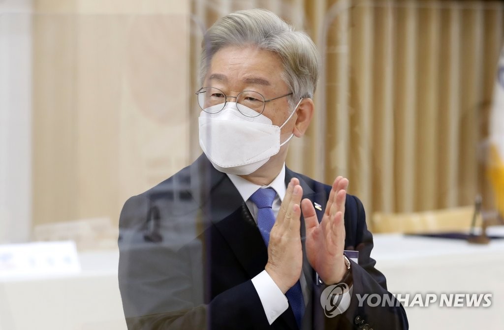 박수치는 이재명 경기지사