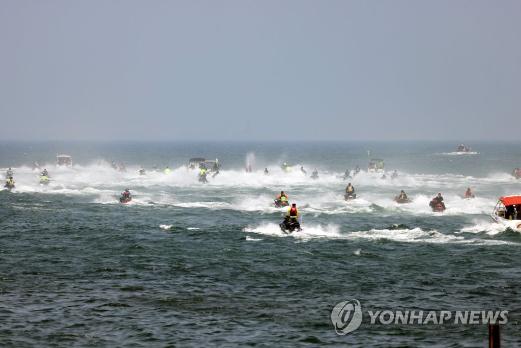 포항 앞바다에 나타난 수상오토바이 동호인