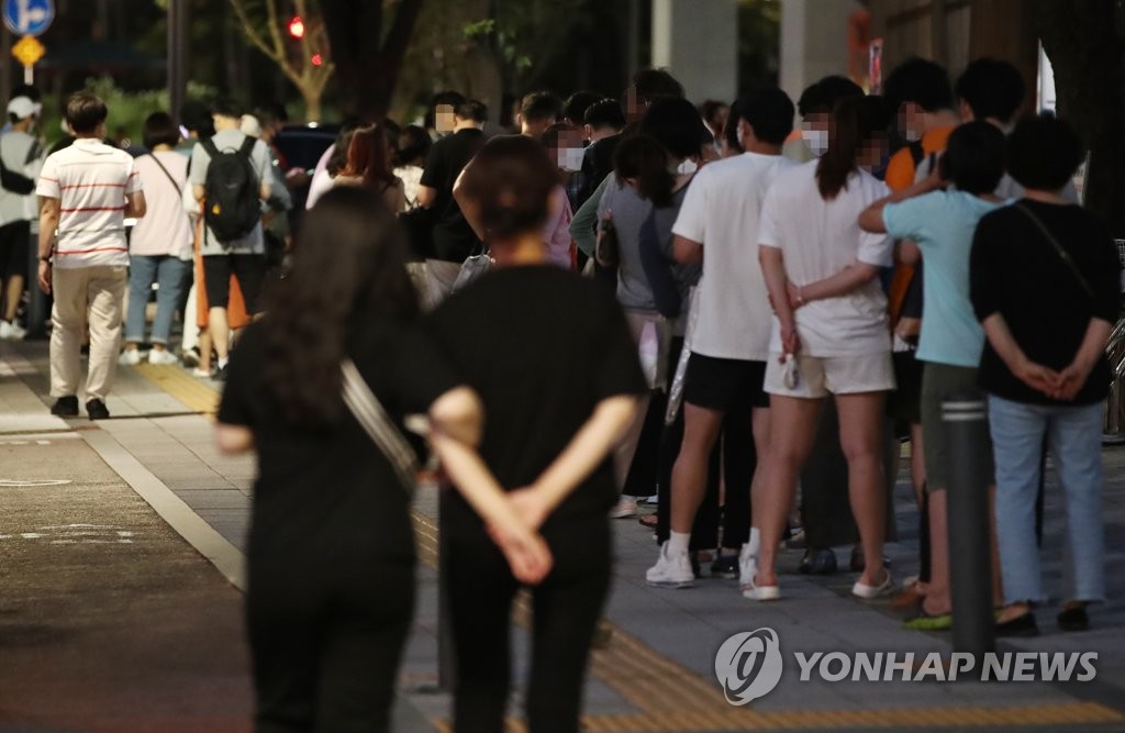 야간 선별진료소 기나긴 대기줄