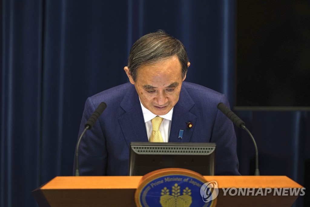 '코로나 긴급사태' 기자회견 전 고개 숙인 스가 일본 총리