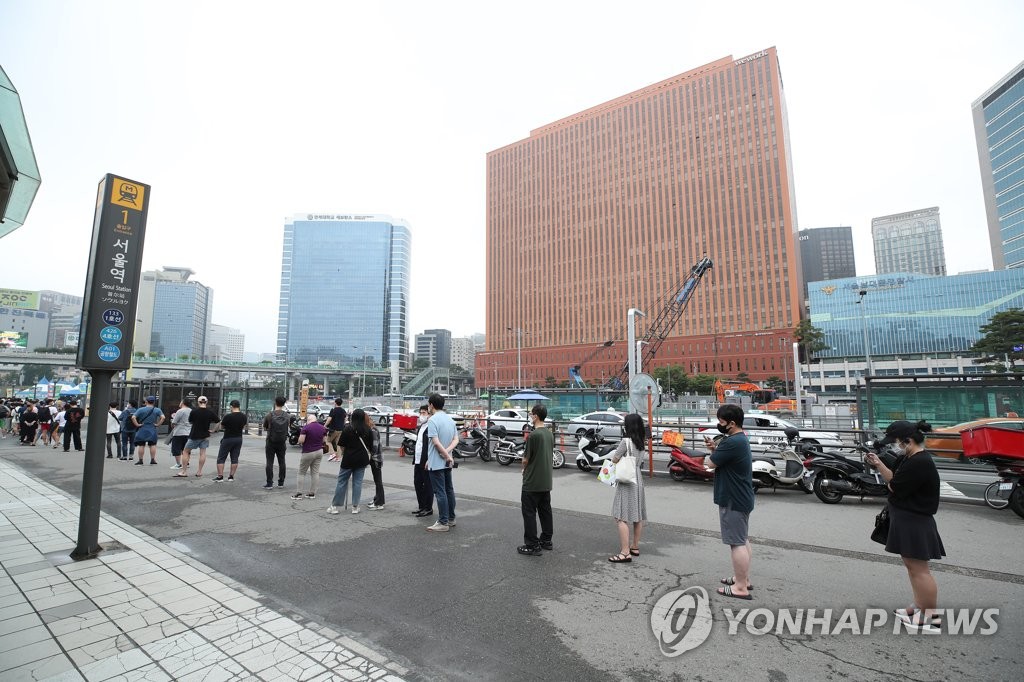 코로나19 확산에 주말 아침부터 늘어선 검사행렬