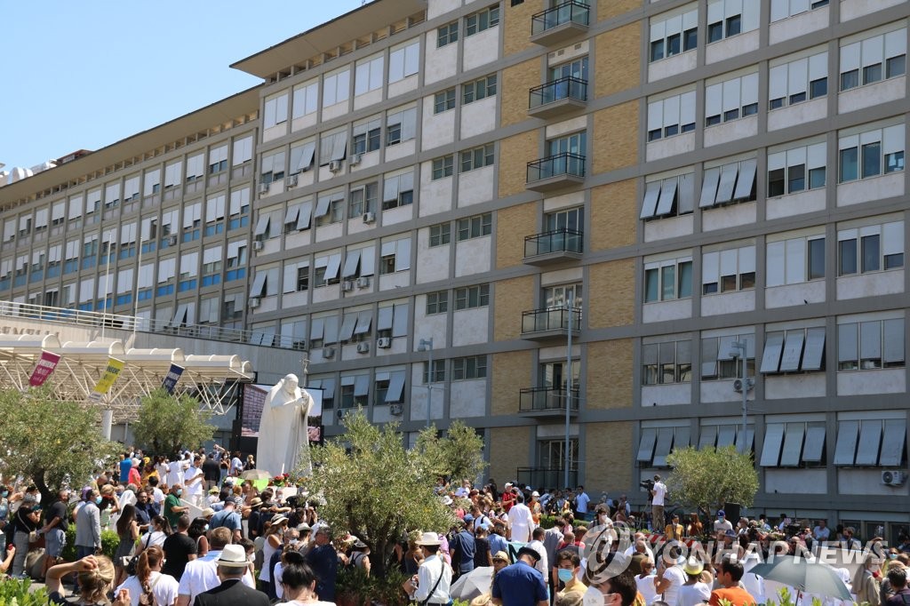 프란치스코 교황 입원 병원 앞에 모인 신자들