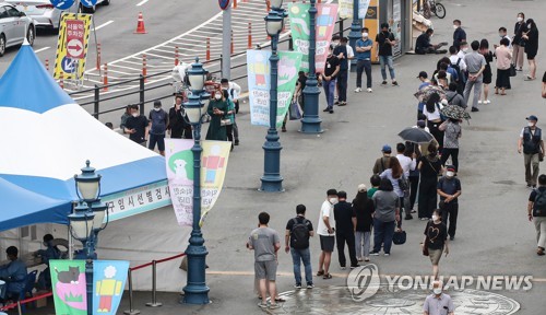 오늘도 코로나19 검사 행렬, 1주일 연속 확진자 1천 명대