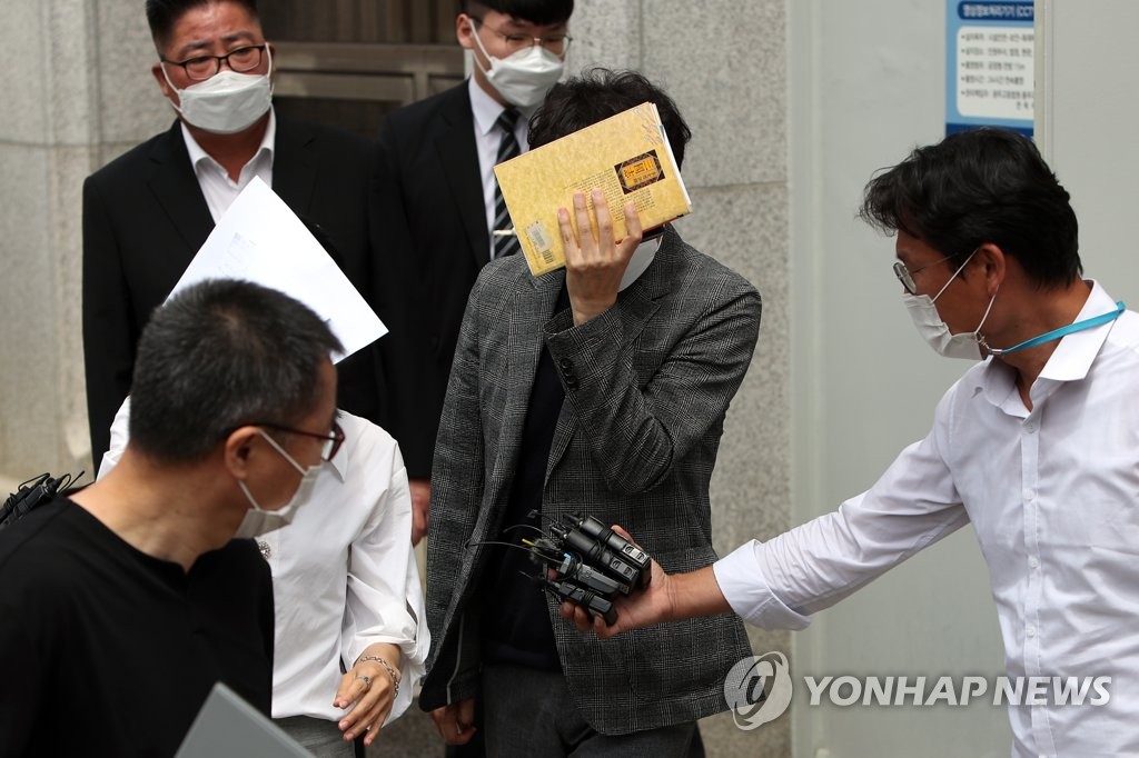 책으로 얼굴 가린 양향자 전 보좌관