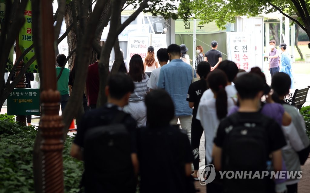 그늘에서 기다리는 코로나19 검사