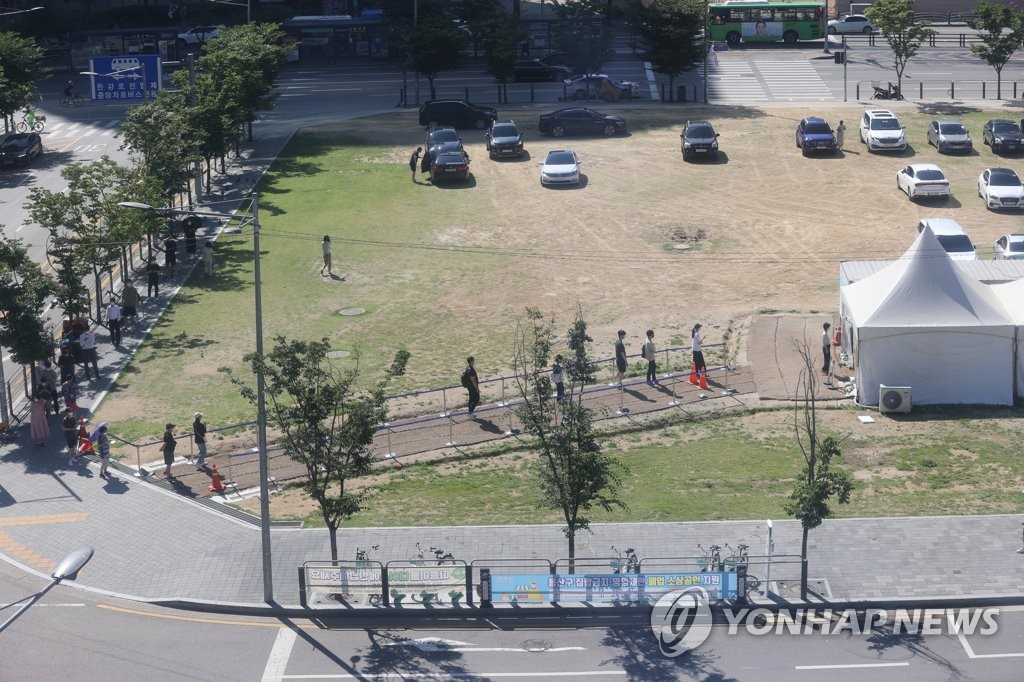 주말 선별진료소 대기 줄
