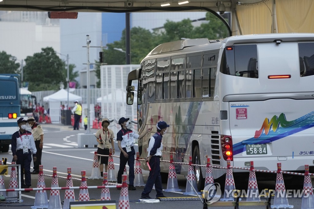 도쿄올림픽 선수촌 입구서 차량 검색하는 보안요원들