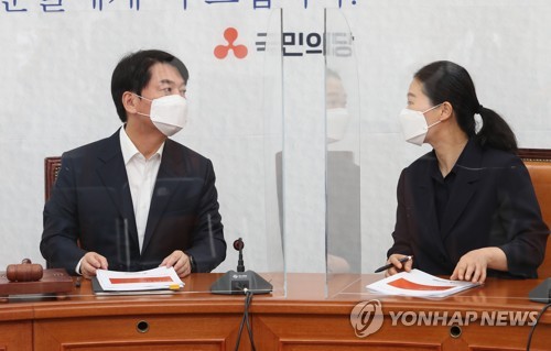 대화하는 안철수 대표와 권은희 원내대표