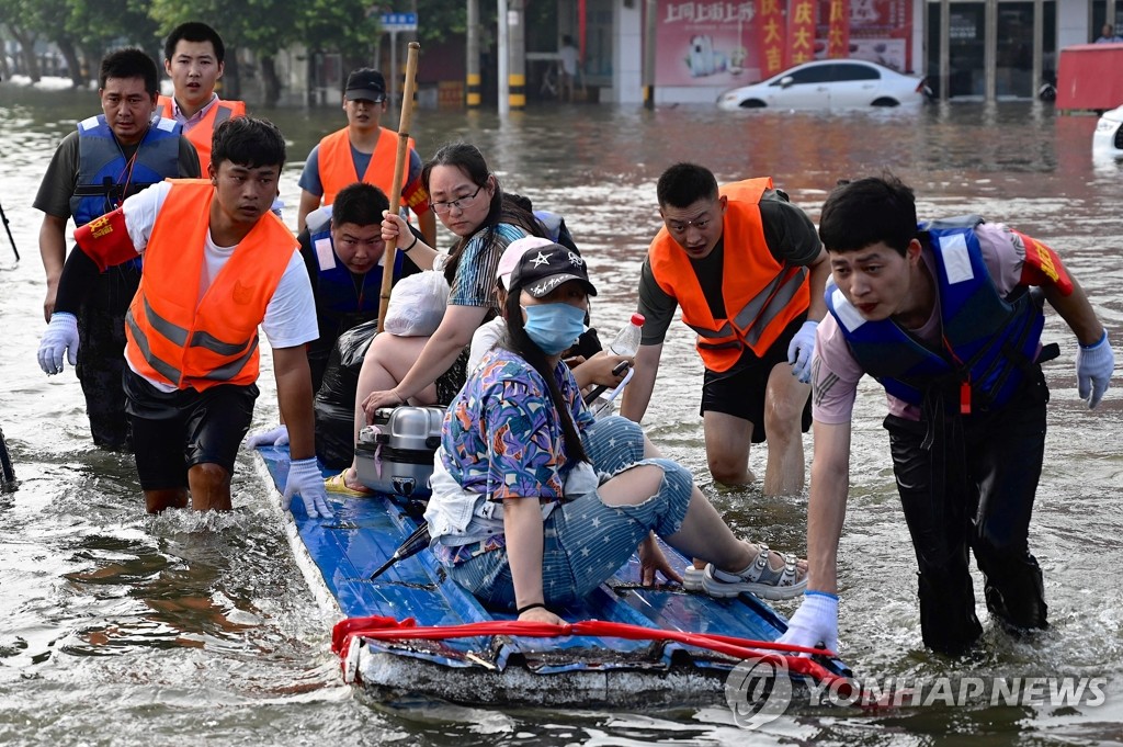 허난성 홍수 피해 주민들 대피시키는 중국 구조대