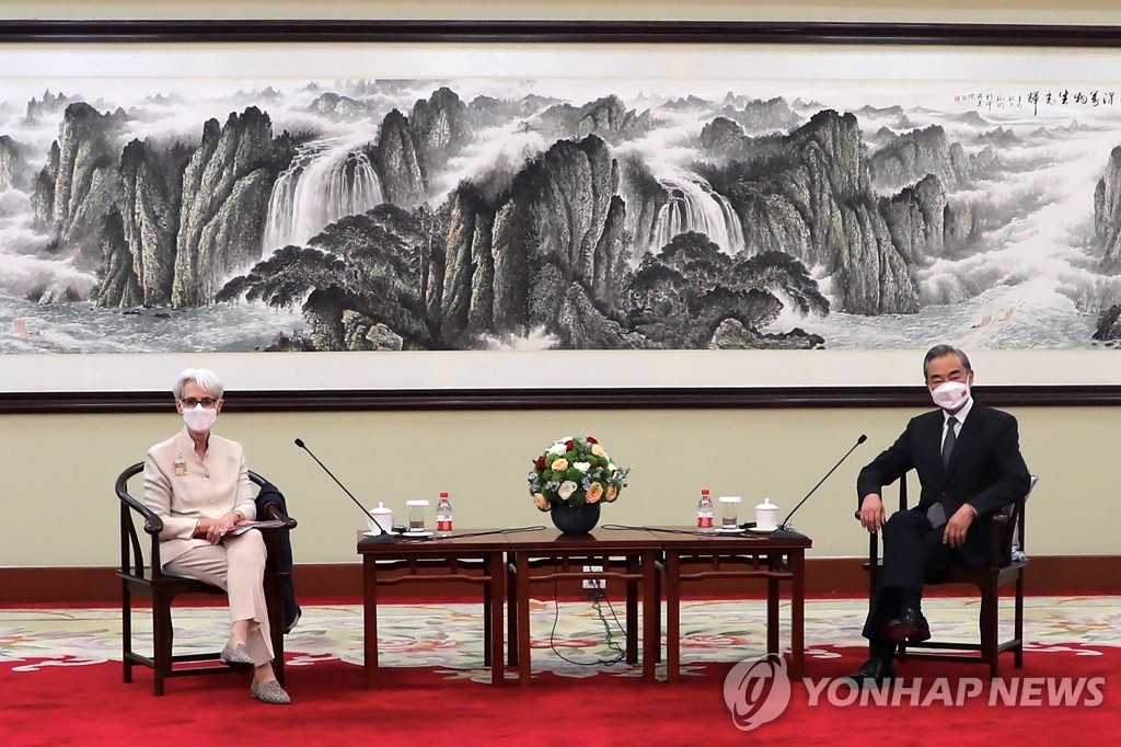 왕이 중국 외교부장 면담하는 셔먼 미 국무부 부장관