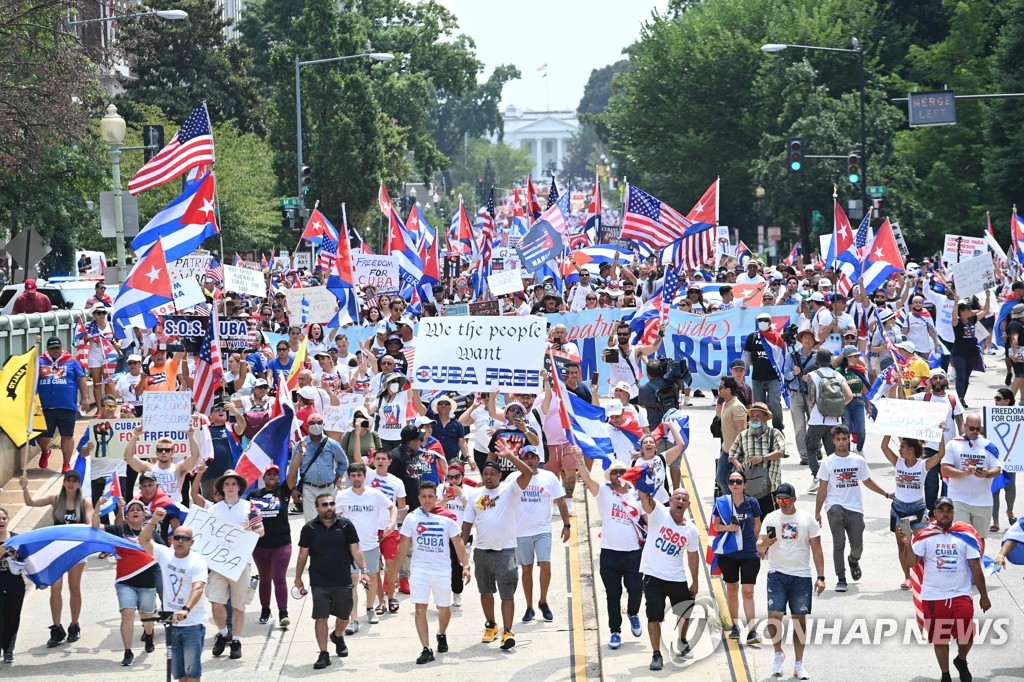 미 백악관 인근 쿠바 반정부시위 지지 행진