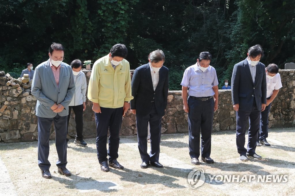 유엔군 화장장 찾은 최재형