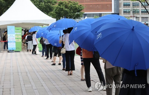 선별검사소 앞 우산행렬
