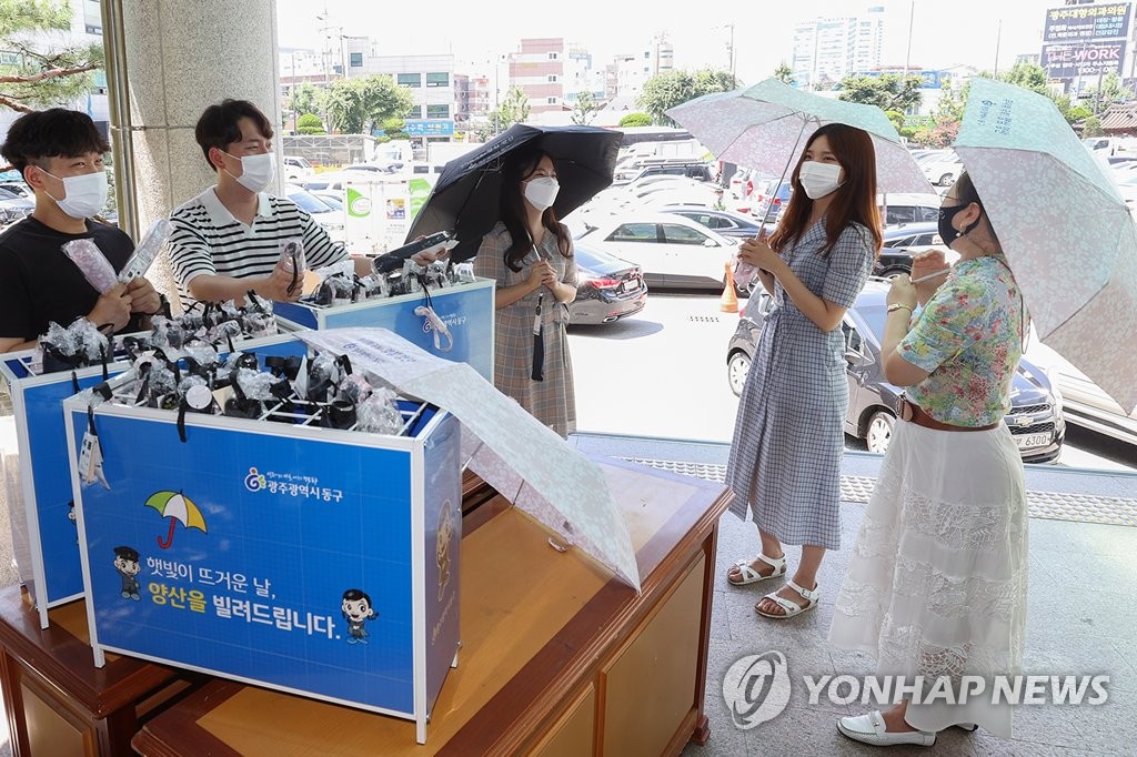 햇볕 뜨거운 여름…그늘을 빌려드립니다