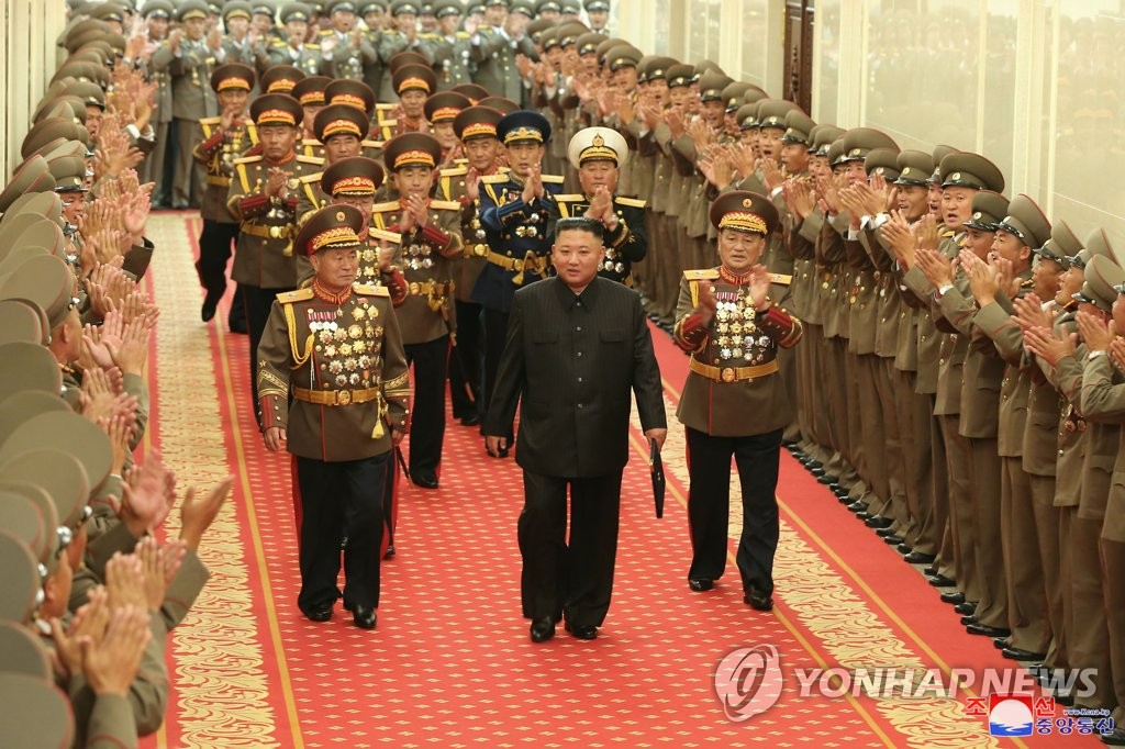 김정은, 사상 첫 전군지휘관 강습 주재…핵 언급 없어