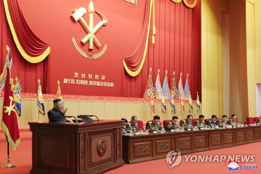 김정은, 사상 첫 전군지휘관 강습 주재…핵 언급 없어