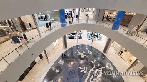Le grand magasin Shinsegae à Busan est presque vide après qu'un employé a été testé positif au Covid-19, le 31 juillet 2021.