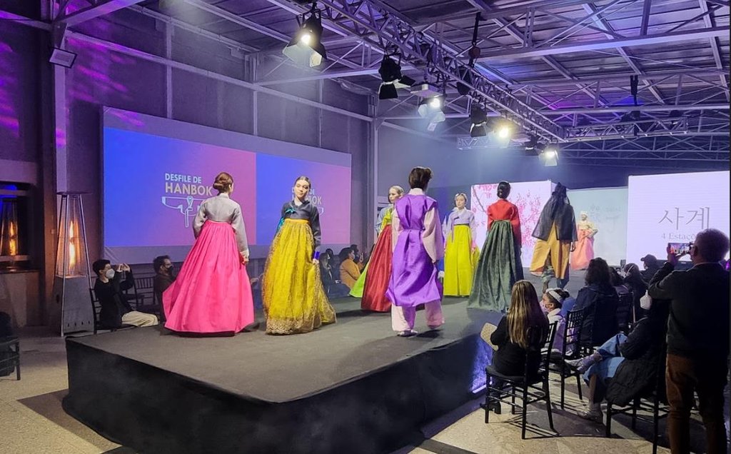 Desfile de moda de 'hanbok' en Sao Paulo Desfile de moda de 'hanbok' en Sao Paulo