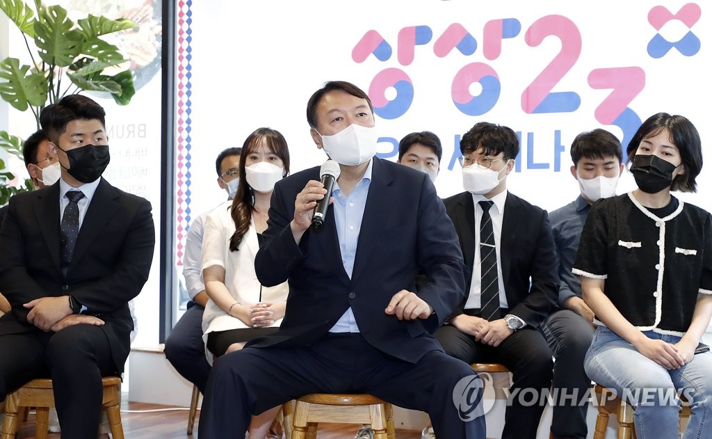 Former Prosecutor General Yoon Seok-youl, the leading opposition presidential contender, speaks at a seminar event of a youth-focused private think tank in Seoul on Aug. 1, 2021. (Yonhap)